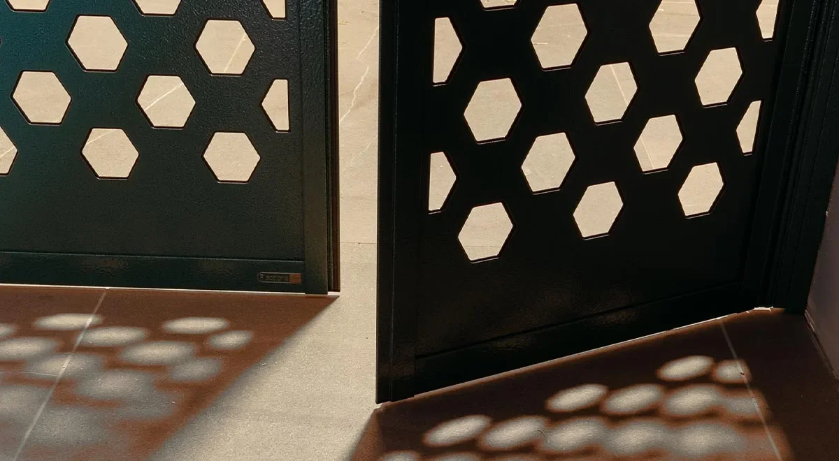 raamdecoratie_fractions_sfeer1200_1 raamdecoratie_fractions_sfeer1200_1