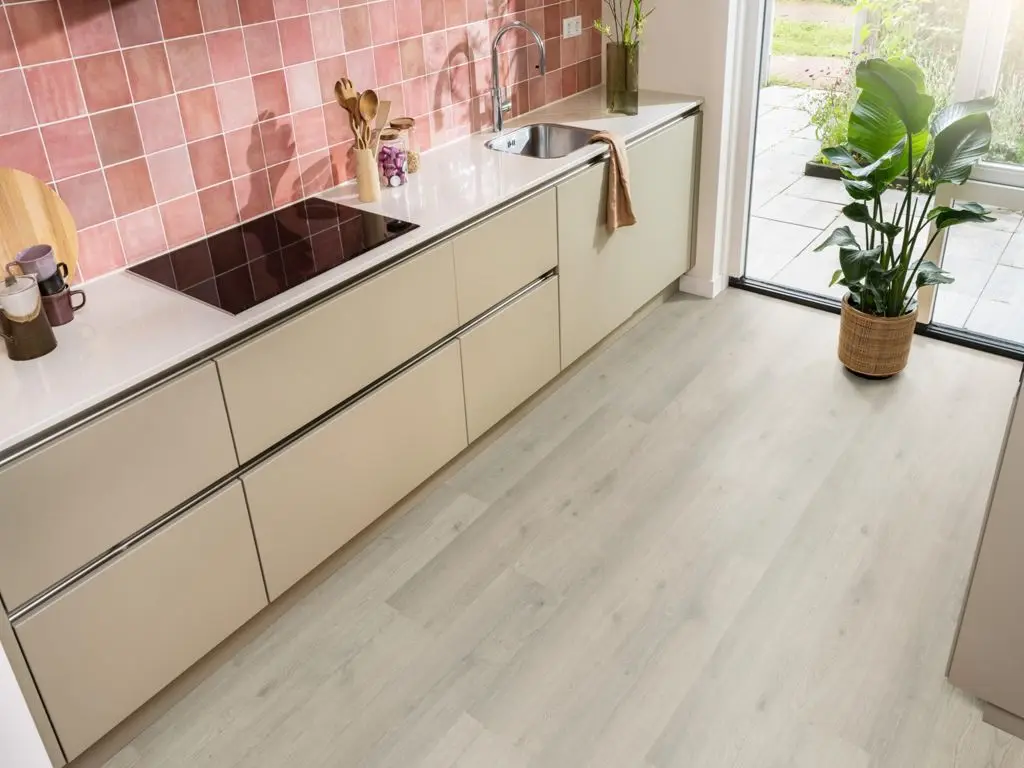 Ruimte met de laminaatvloer Ambiant Aachen Grijsbeige eiken