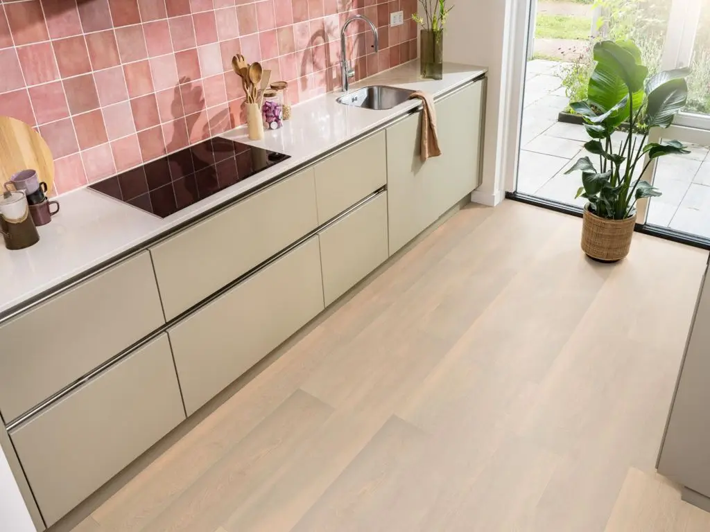 Ruimte met de laminaatvloer Ambiant Arnstadt Beige eiken