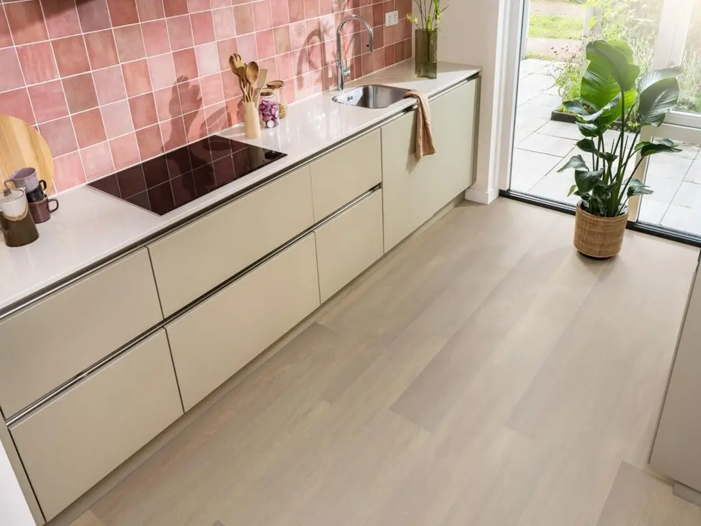 Ruimte met de laminaatvloer Ambiant Arnstadt Smoky eiken