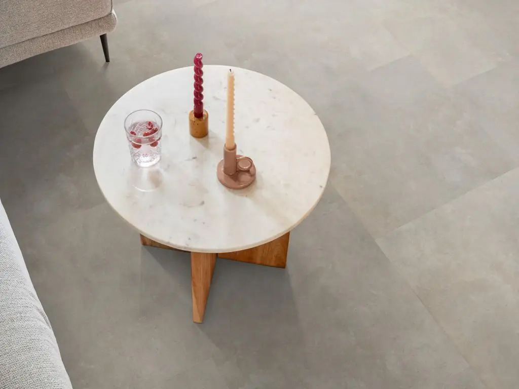 Ruimte met de pvcvloer Ambiant Ceramo Dryback beige