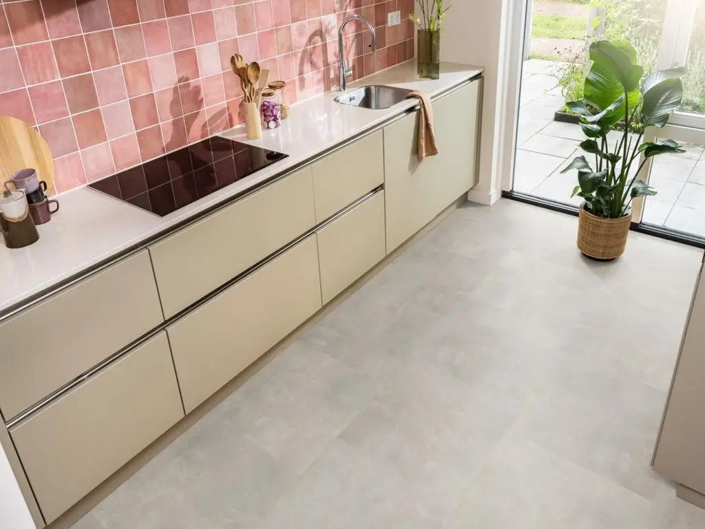Ruimte met de pvcvloer Ambiant Ceramo Dryback beige (sfeerbeeld 3)