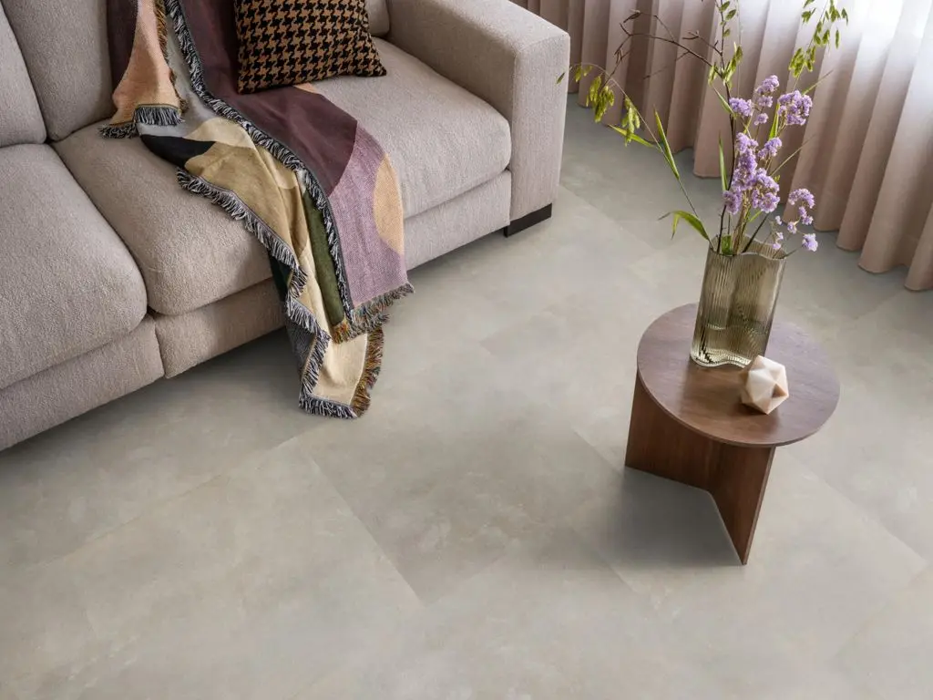 Ruimte met de pvcvloer Ambiant Ceramo Dryback beige (sfeerbeeld 4)
