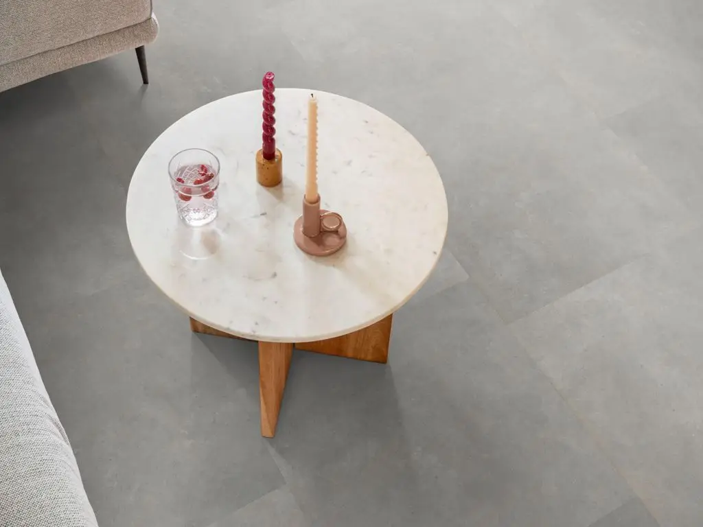Ruimte met de pvcvloer Ambiant Ceramo Dryback light grey