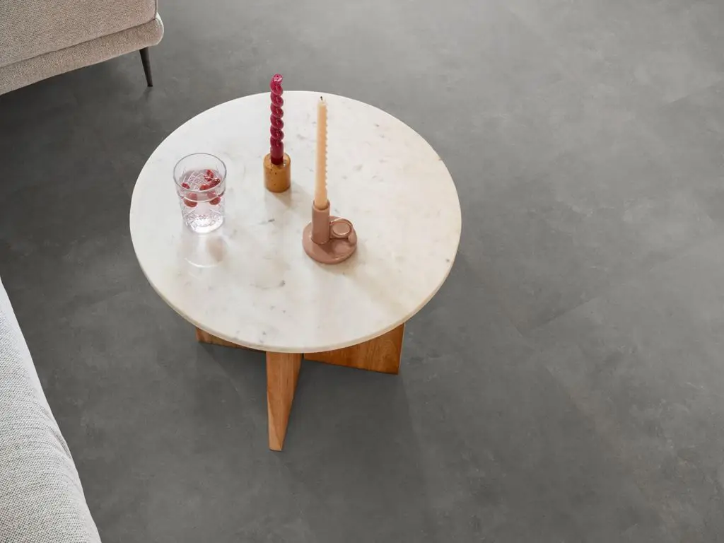 Ruimte met de pvcvloer Ambiant Ceramo Dryback grey