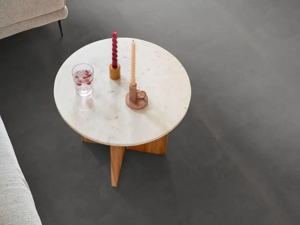 Ruimte met de pvcvloer Ambiant Ceramo Dryback anthracite