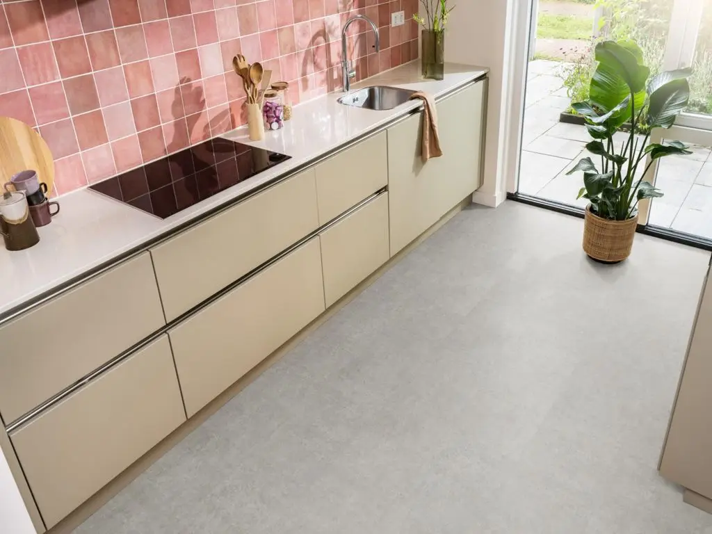 Ruimte met de laminaatvloer Ambiant Detroit Beton lichtgrijs