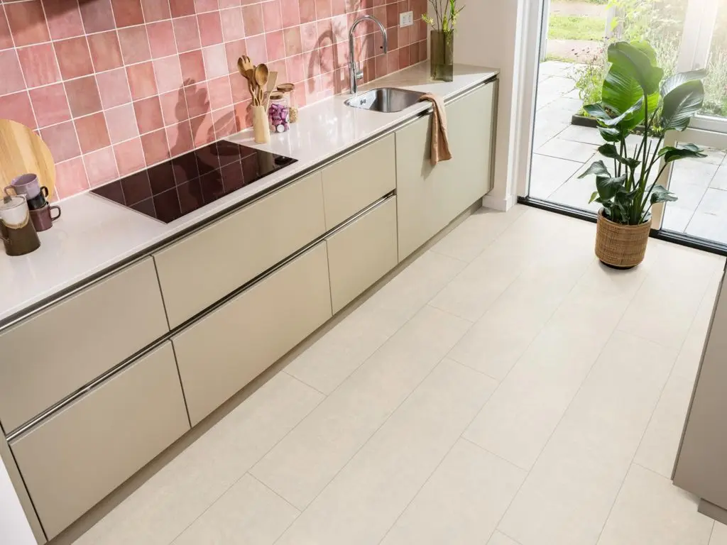 Ruimte met de laminaatvloer Ambiant Detroit Beton creme