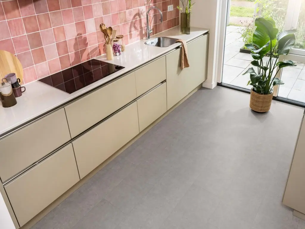 Ruimte met de laminaatvloer Ambiant Detroit Beton grijs