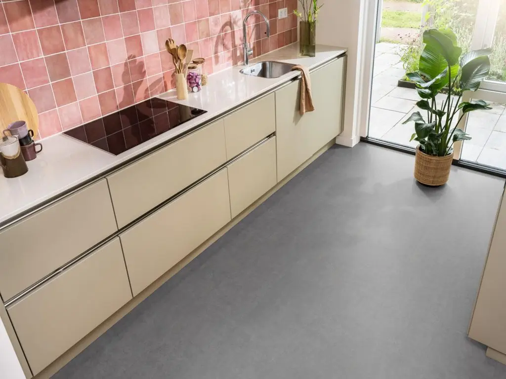 Ruimte met de laminaatvloer Ambiant Detroit Beton zwart