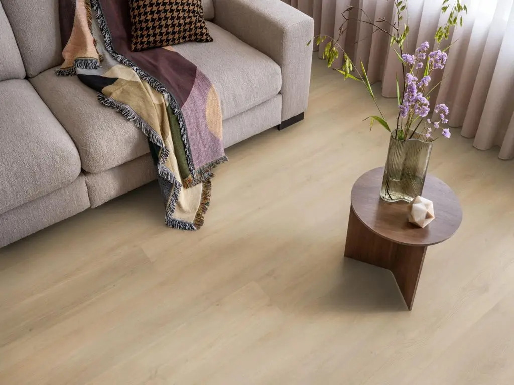 Ruimte met de pvcvloer Ambiant Espero Dryback beige (sfeerbeeld 4)