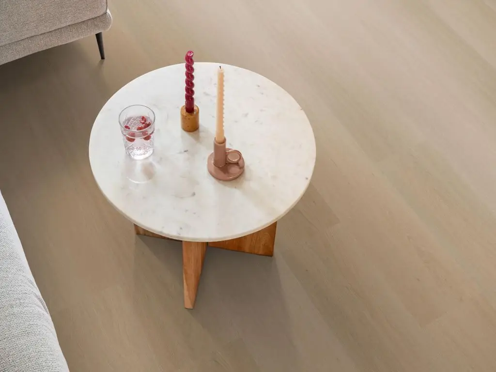 Ruimte met de pvcvloer Ambiant Estino Dryback natural oak