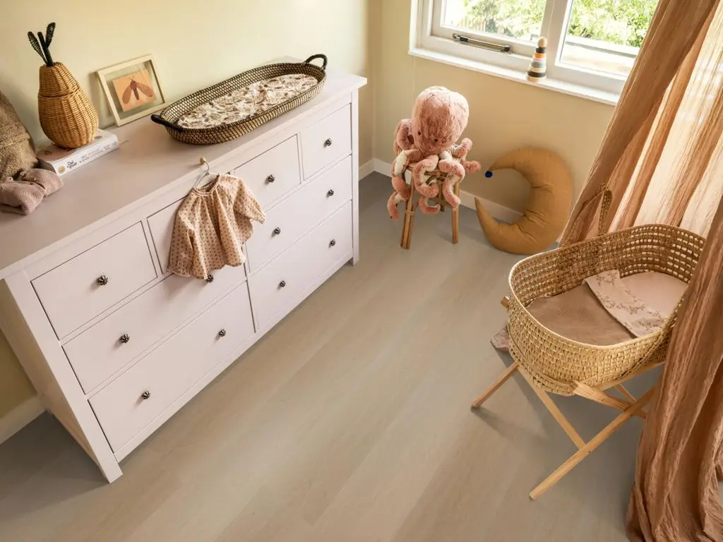 Ruimte met de pvcvloer Ambiant Estino Dryback natural oak (sfeerbeeld 2)