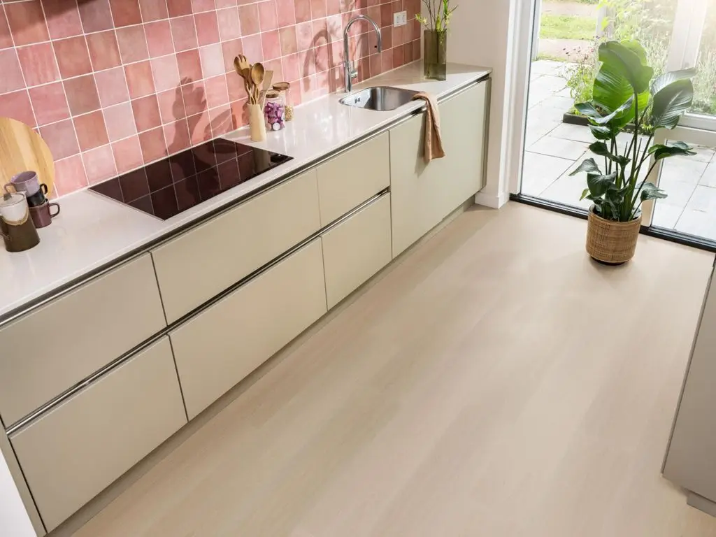 Ruimte met de pvcvloer Ambiant Estino Dryback natural oak (sfeerbeeld 3)