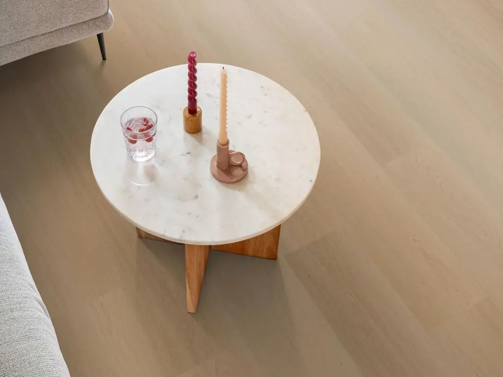 Ruimte met de pvcvloer Ambiant Estino Dryback dark oak