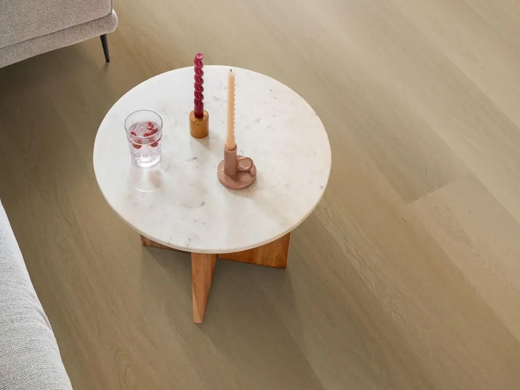 Ruimte met de pvcvloer Ambiant Estino Dryback warm oak