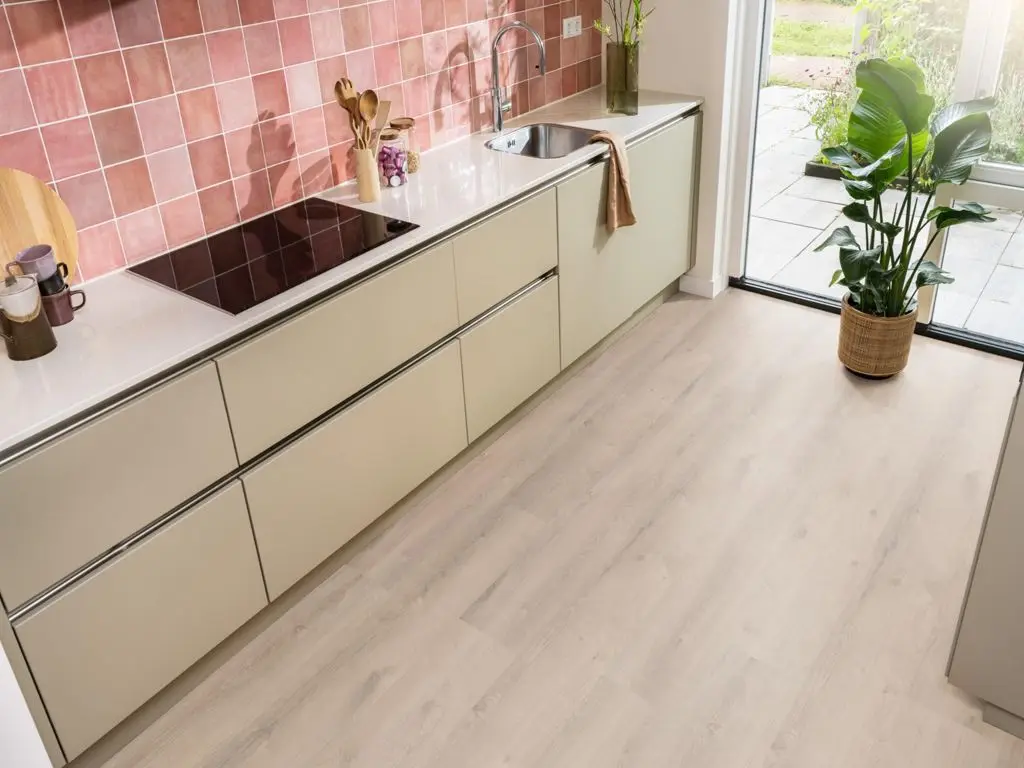 Ruimte met de laminaatvloer Ambiant Ingelstad Blond eiken