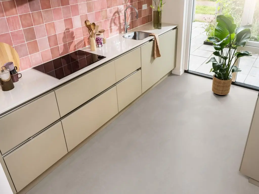 Ruimte met de pvcvloer Ambiant Noveno Click SRC warm grey (sfeerbeeld 3)