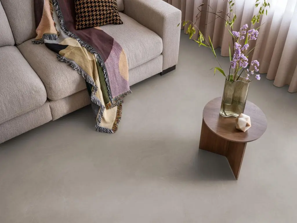 Ruimte met de pvcvloer Ambiant Noveno Click SRC warm grey (sfeerbeeld 4)