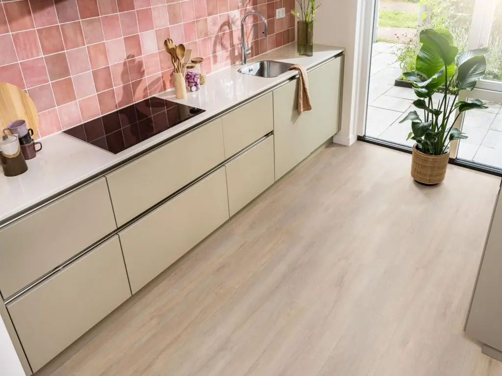 Ruimte met de laminaatvloer Ambiant Prestige Oak Warm eiken