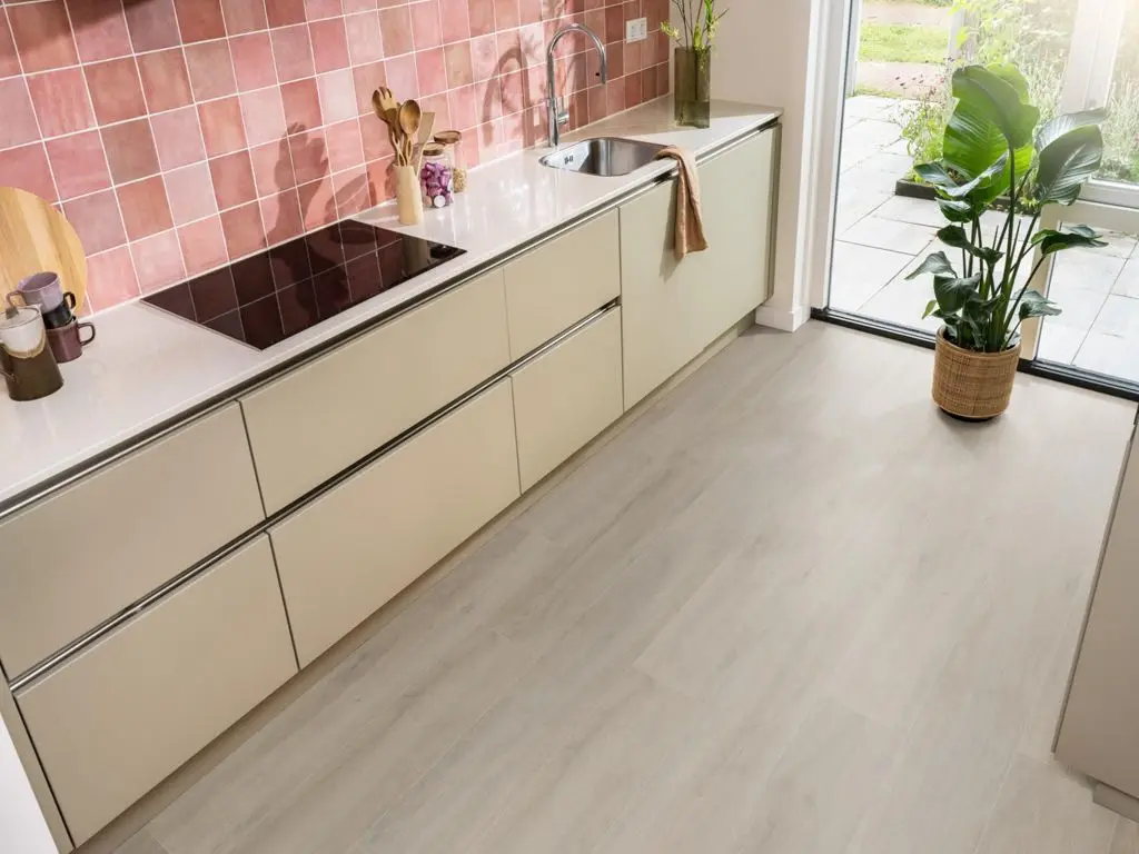 Ruimte met de laminaatvloer Ambiant Prestige Oak Grijsbruin eiken