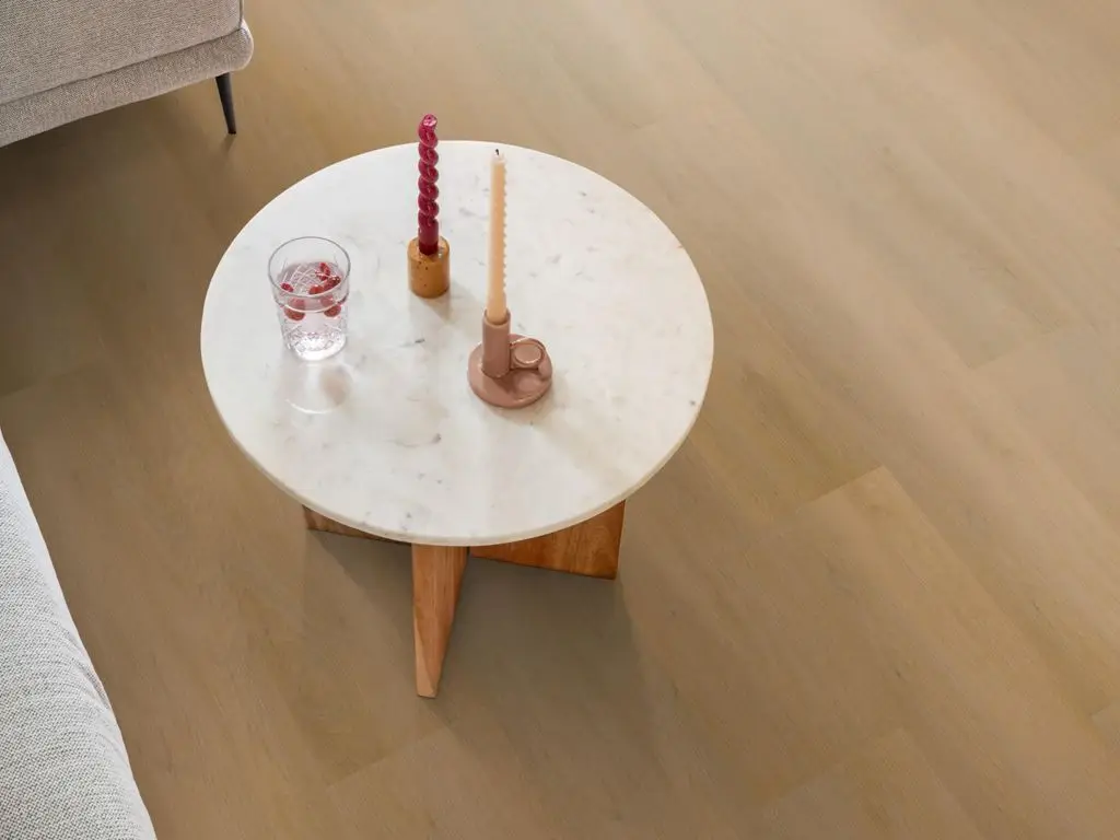 Ruimte met de pvcvloer Ambiant Sentima Dryback dark oak