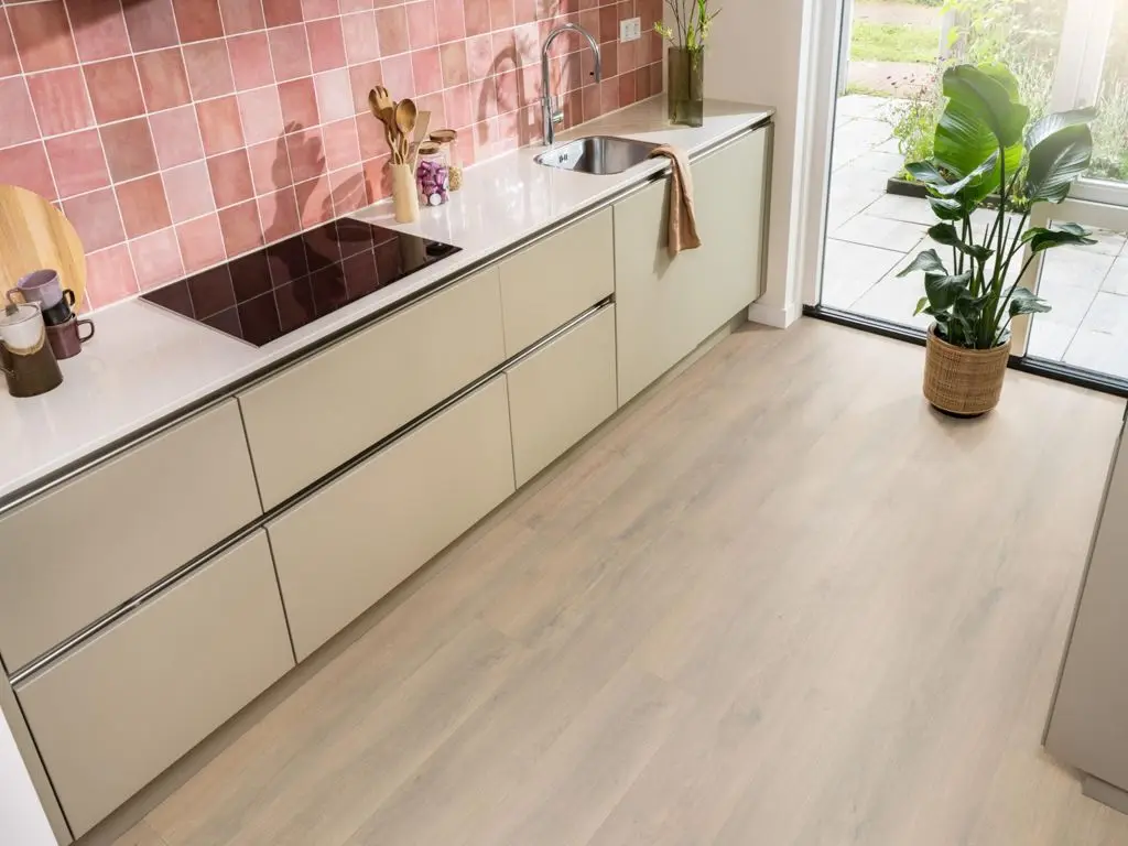 Ruimte met de laminaatvloer Ambiant Sereno Beige eiken