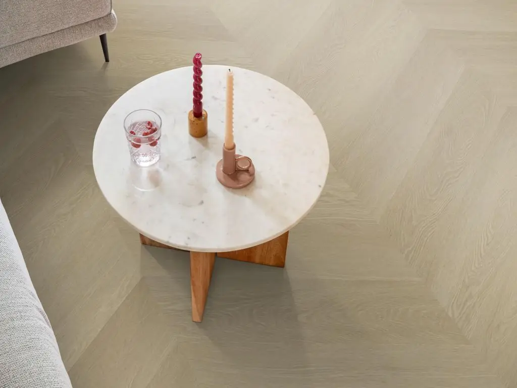 Ruimte met de pvcvloer Ambiant Spigato Estino hongaarse punt Natural oak