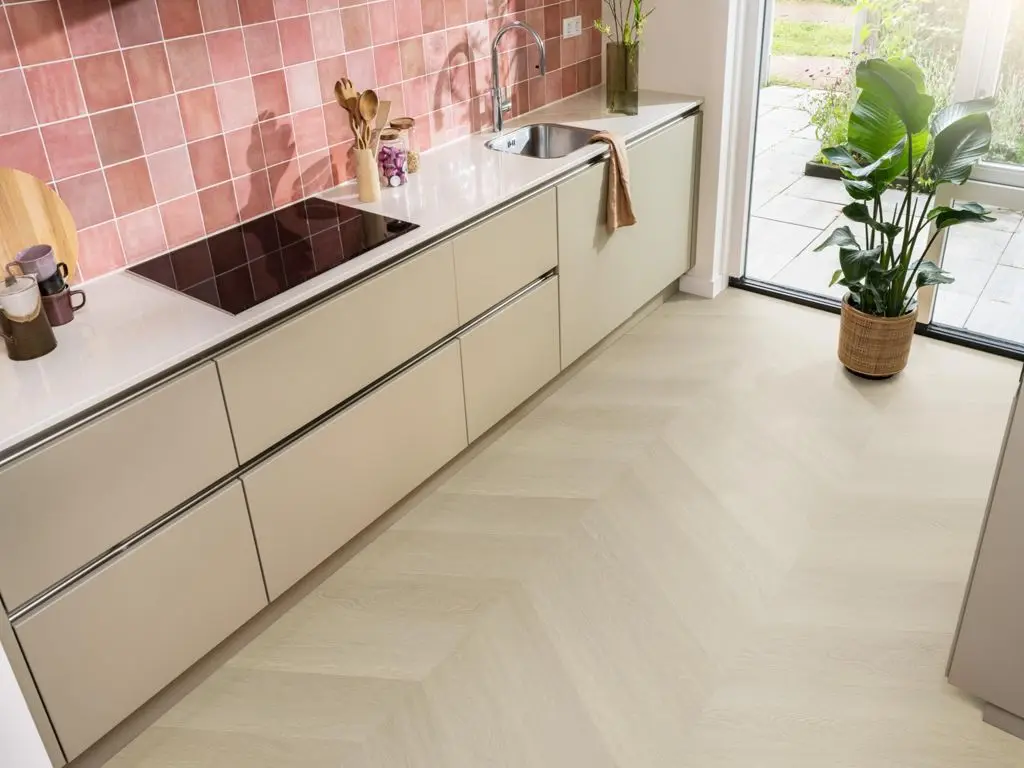 Ruimte met de pvcvloer Ambiant Spigato Estino hongaarse punt Natural oak (sfeerbeeld 3)