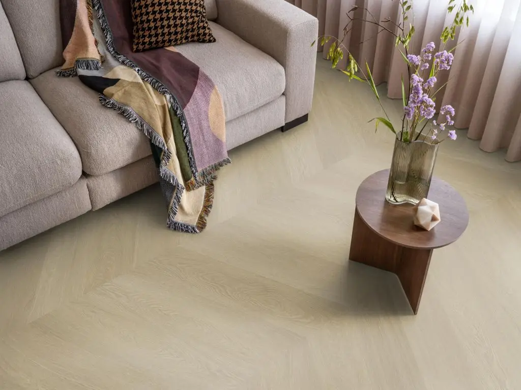 Ruimte met de pvcvloer Ambiant Spigato Estino hongaarse punt Natural oak (sfeerbeeld 4)