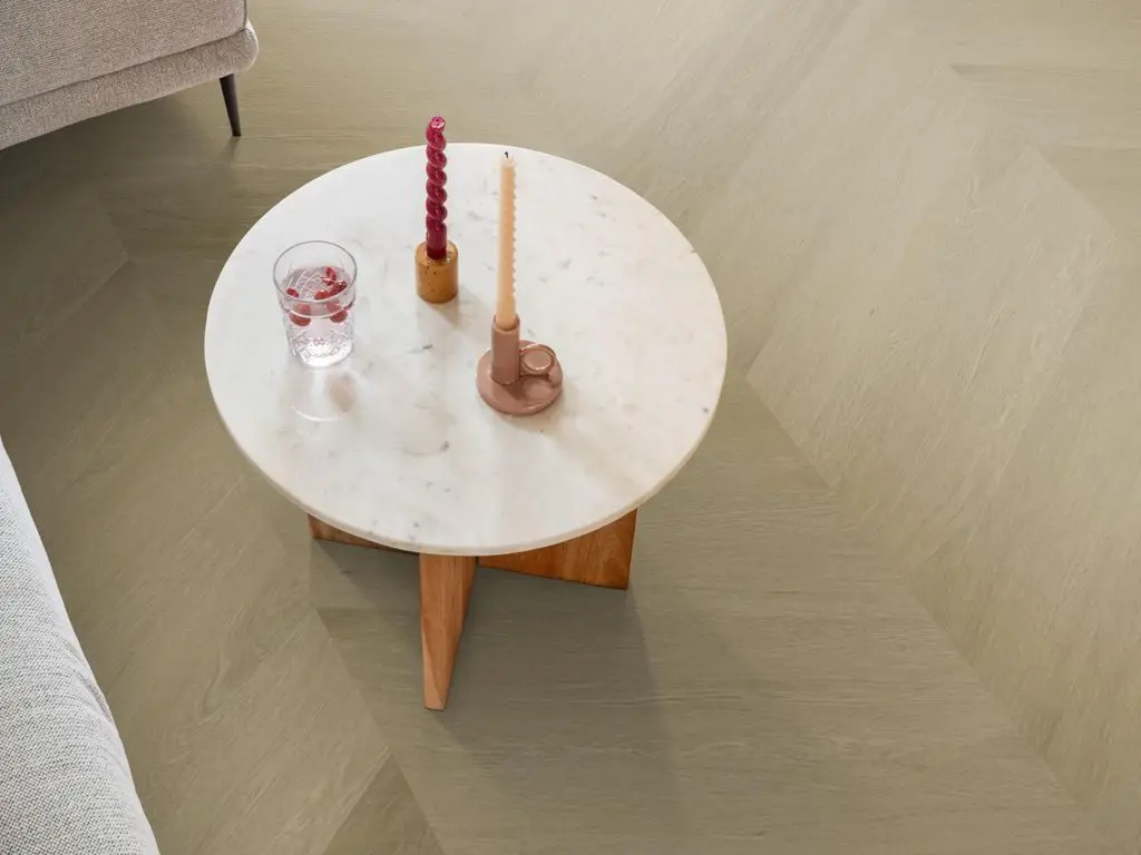 Ruimte met de pvcvloer Ambiant Spigato Estino hongaarse punt Warm oak