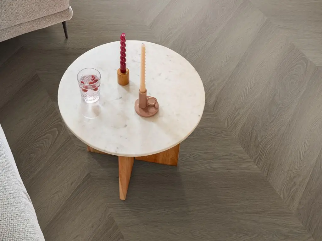 Ruimte met de pvcvloer Ambiant Spigato Estino hongaarse punt Brown