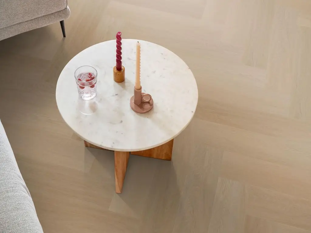 Ruimte met de pvcvloer Ambiant Spigato Estino visgraat Dryback natural oak