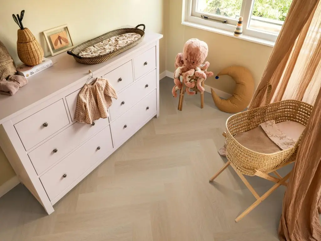 Ruimte met de pvcvloer Ambiant Spigato Estino visgraat Dryback natural oak (sfeerbeeld 2)
