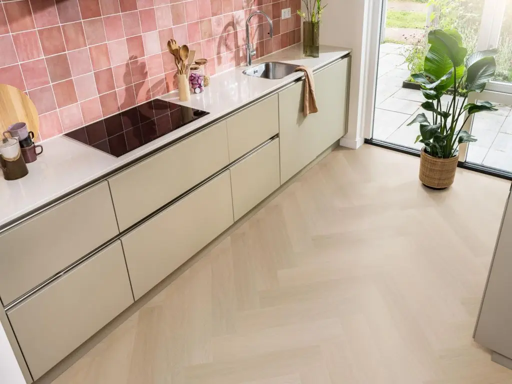 Ruimte met de pvcvloer Ambiant Spigato Estino visgraat Dryback natural oak (sfeerbeeld 3)