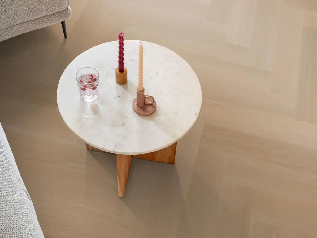Ruimte met de pvcvloer Ambiant Spigato Estino visgraat Dryback dark oak