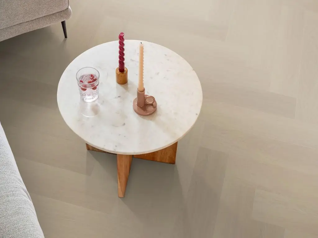 Ruimte met de pvcvloer Ambiant Spigato Estino visgraat Click SRC beige