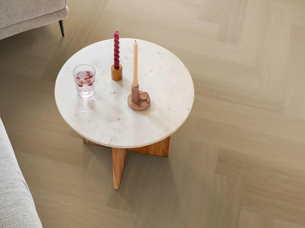 Ruimte met de pvcvloer Ambiant Spigato Estino visgraat Click SRC warm oak