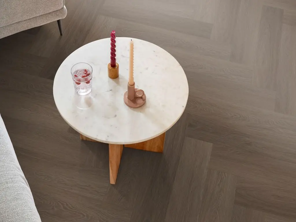 Ruimte met de pvcvloer Ambiant Spigato Estino visgraat Dryback brown