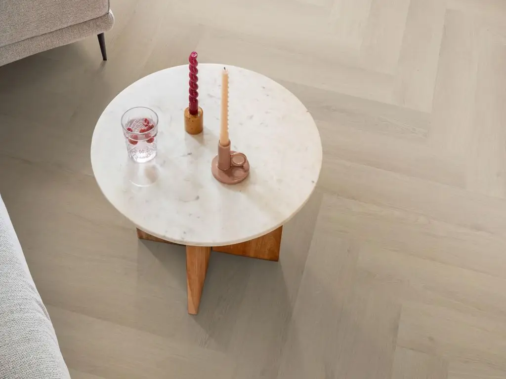 Ruimte met de pvcvloer Ambiant Spigato Navaro visgraat Dryback beige