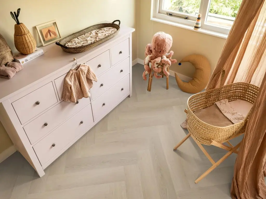 Ruimte met de pvcvloer Ambiant Spigato Navaro visgraat Dryback beige (sfeerbeeld 2)