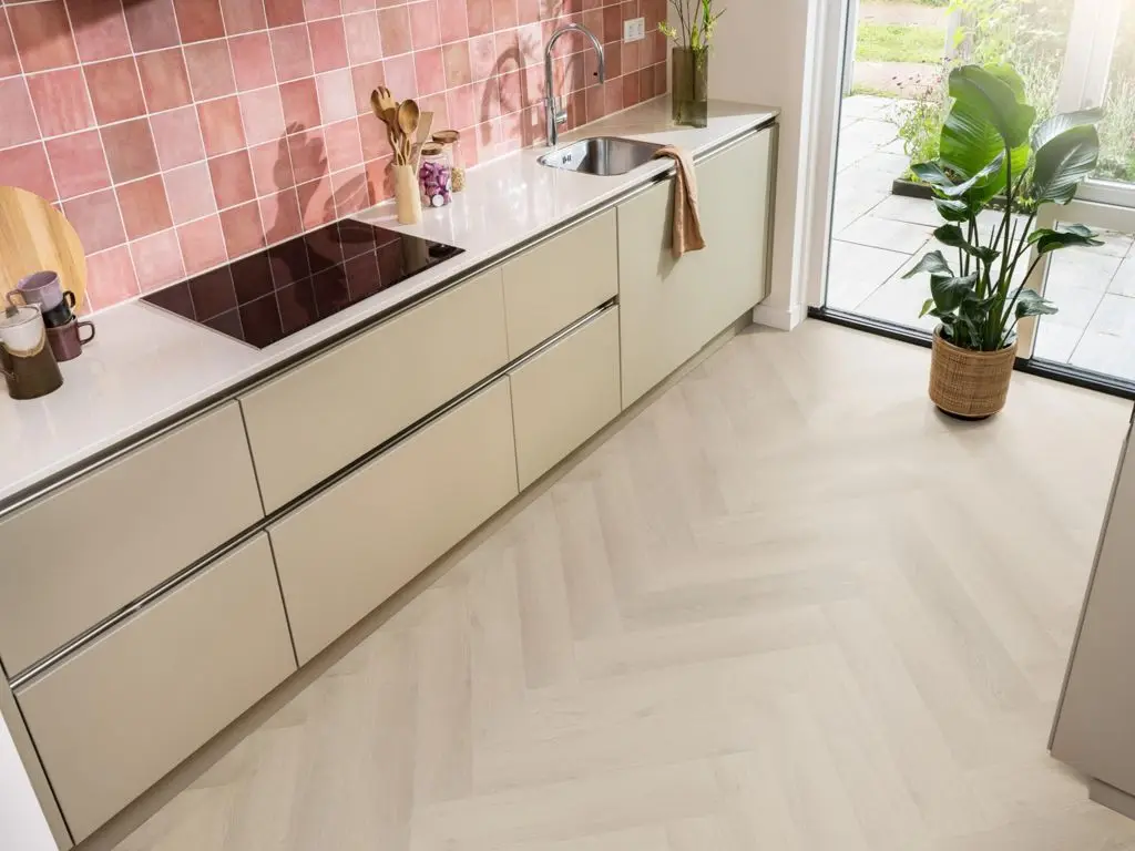 Ruimte met de pvcvloer Ambiant Spigato Navaro visgraat Dryback beige (sfeerbeeld 3)