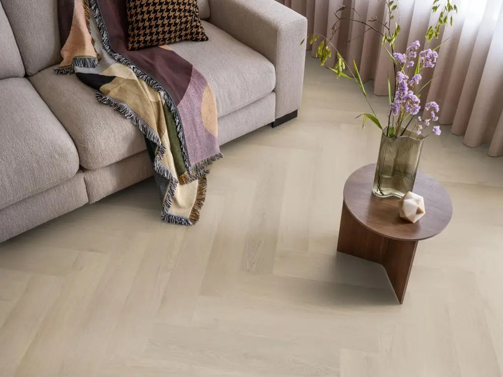 Ruimte met de pvcvloer Ambiant Spigato Navaro visgraat Dryback beige (sfeerbeeld 4)