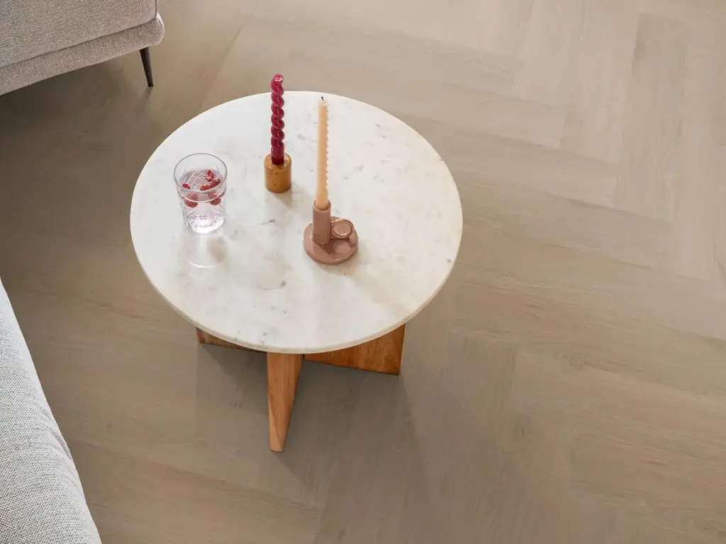 Ruimte met de pvcvloer Ambiant Spigato Navaro visgraat Dryback natural oak