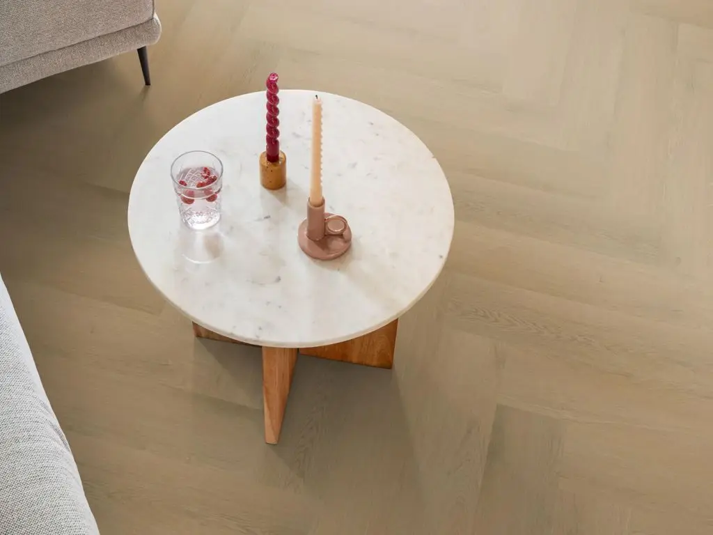 Ruimte met de pvcvloer Ambiant Spigato Navaro visgraat Dryback light oak