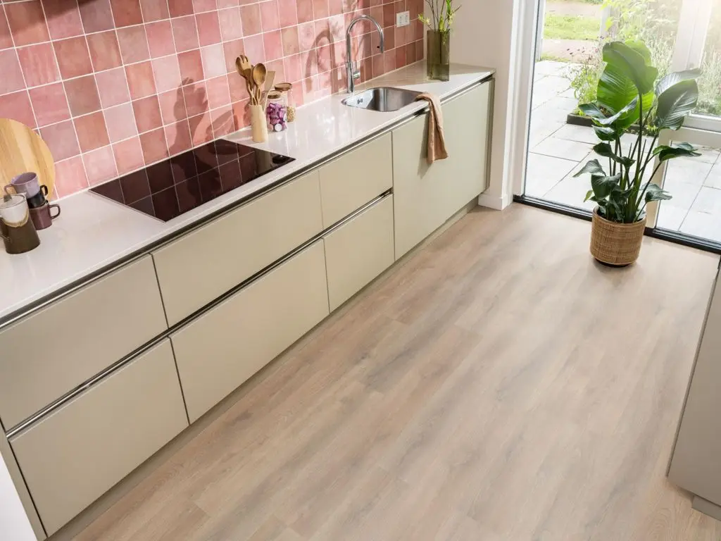 Ruimte met de laminaatvloer Ambiant Sunny Oak Natuur eiken