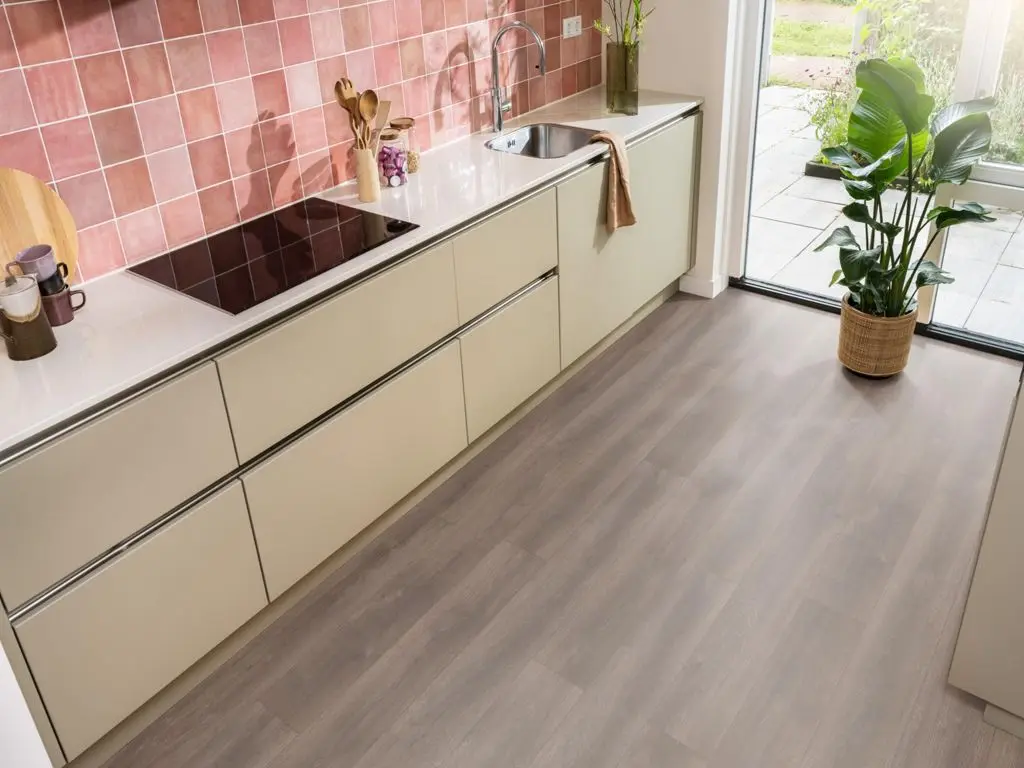 Ruimte met de laminaatvloer Ambiant Sunny Oak Donkerbruin eiken
