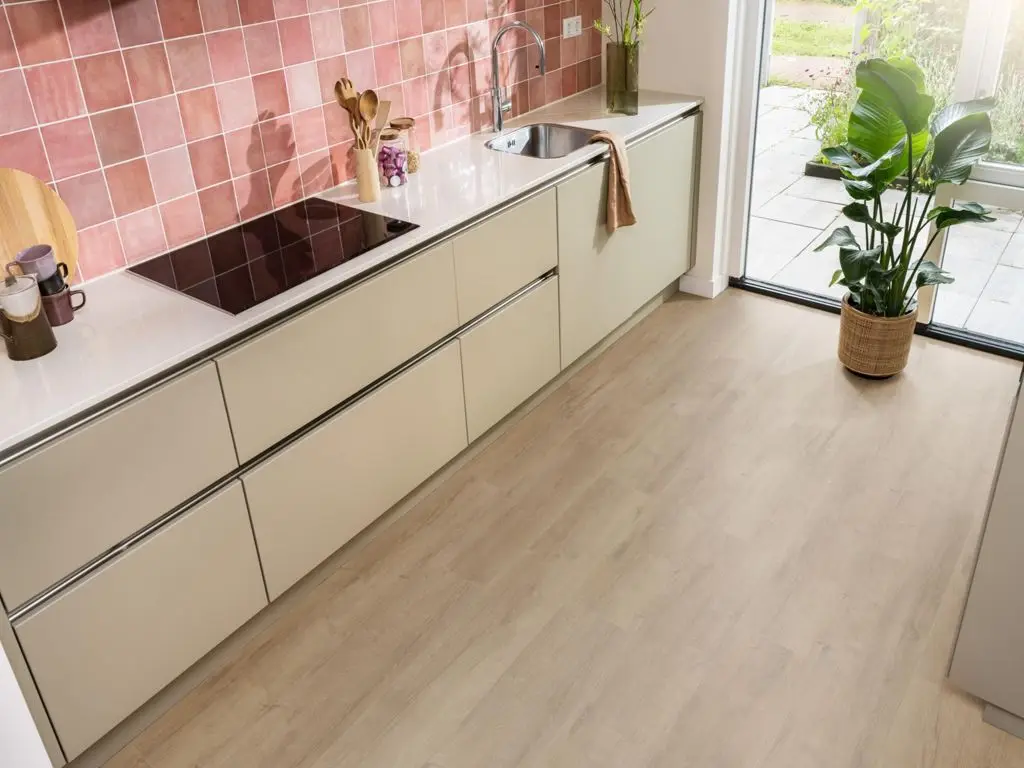 Ruimte met de laminaatvloer Ambiant Superior Oak Lichtbruin eiken
