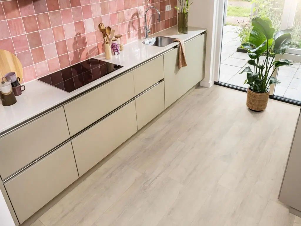 Ruimte met de laminaatvloer Ambiant Superior Oak Beige eiken