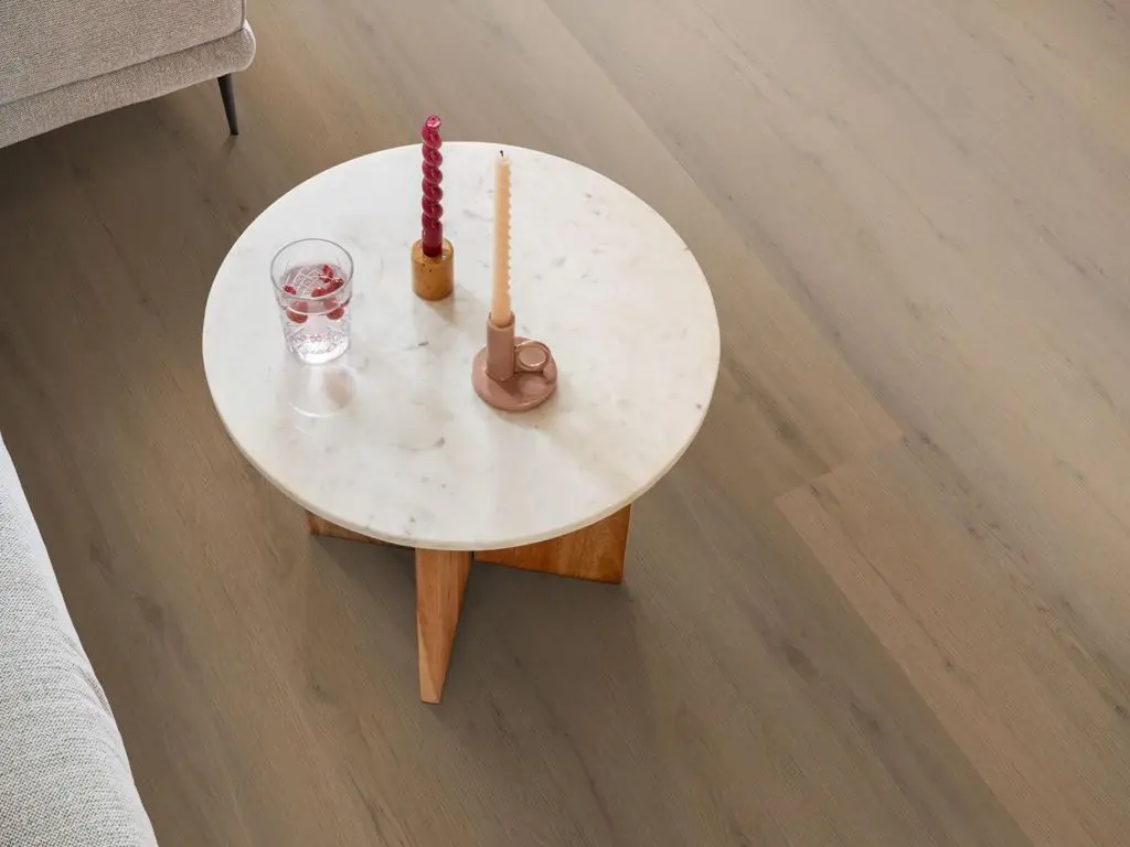 Ruimte met de pvcvloer Ambiant Venera Dryback dark oak